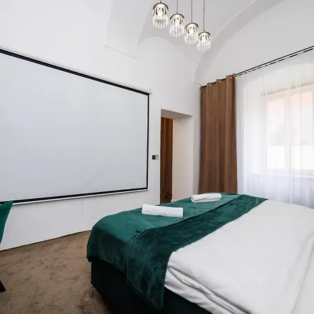 Spaya Jacuzzi Centrum - With Cinema & Private Parking 코시체