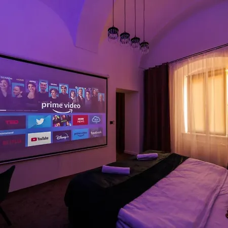 Spaya Jacuzzi Centrum - With Cinema & Private Parking Apartment Kosice