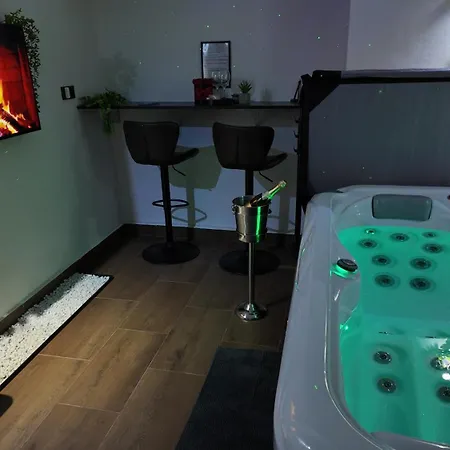 Spaya Jacuzzi Centrum - With Cinema & Private Parking Appartement Košice
