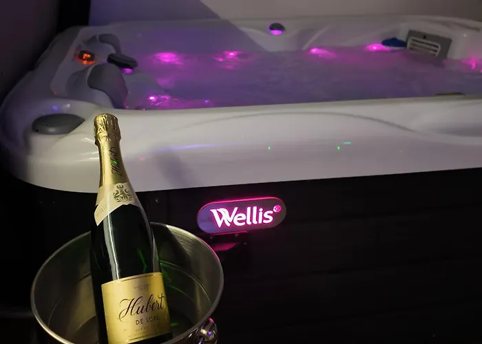 Spaya Jacuzzi Centrum - With Cinema & Private Parking * Košice